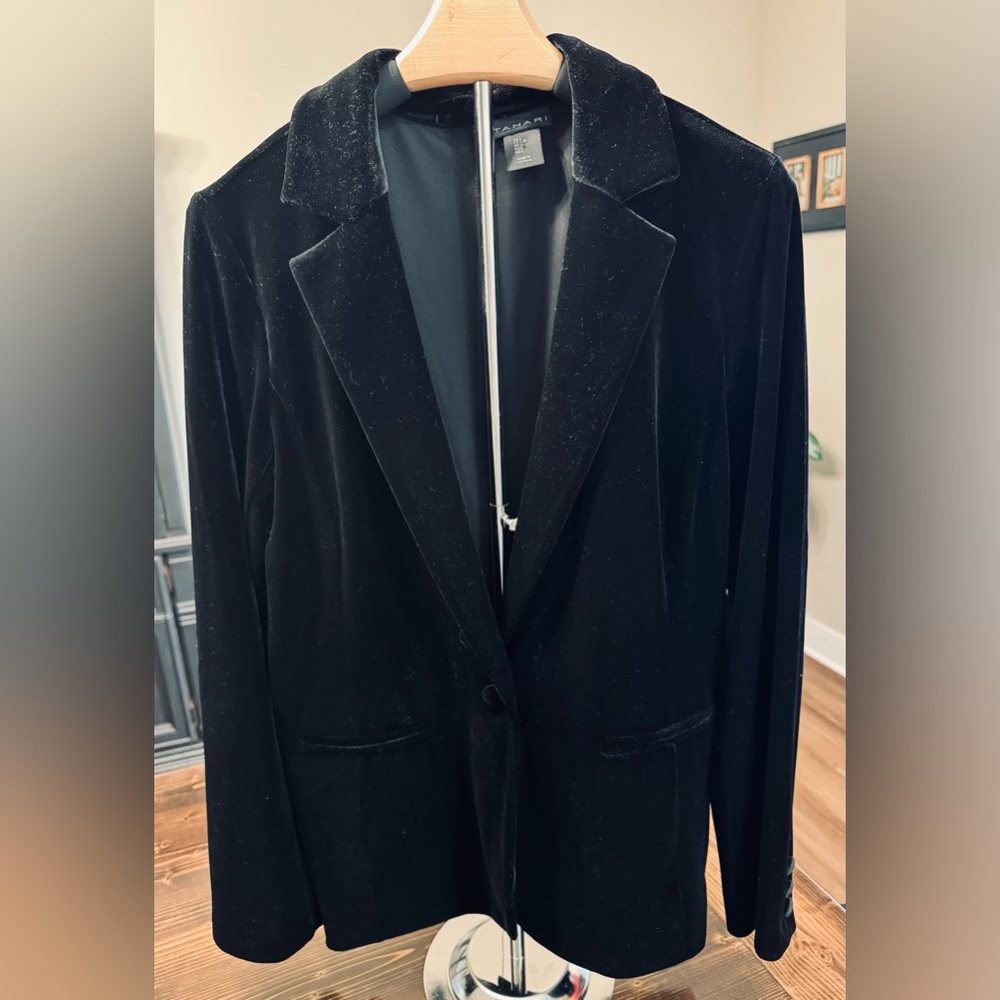 Tahari Women’s Relaxed Fit Black Velvet Blazer Jacket Size L EUC
